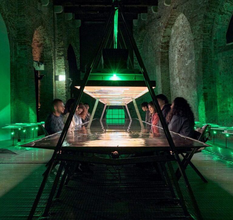 Emol | «Chile inaugura oficialmente su pabellón en la 19na Bienal de Venecia: Propuesta critica impactos de la inteligencia artificial»