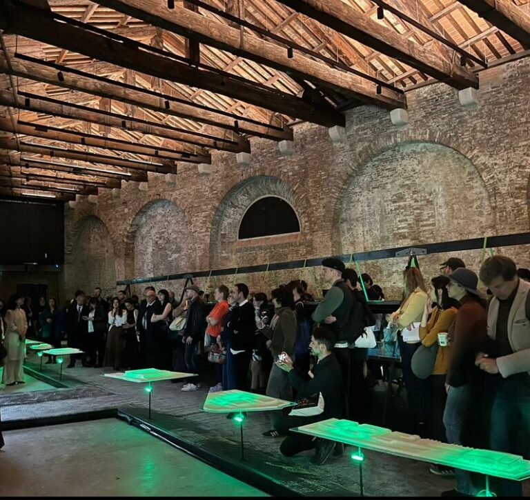 Mediales.art | Cuando la inteligencia no es artificial: Chile interpela el futuro digital en la Bienal de Arquitectura de Venecia