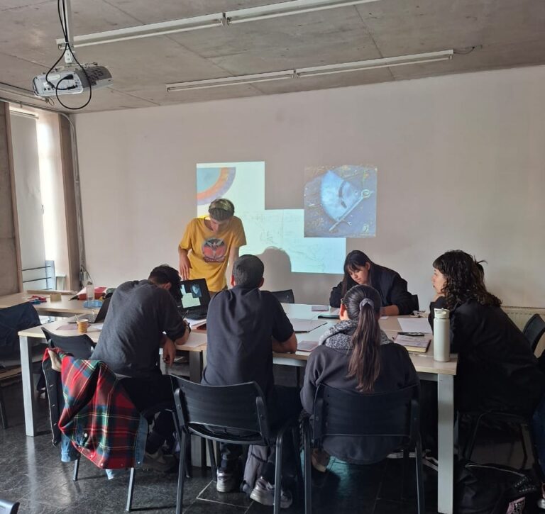 Artista y diseñador Tanguy Pitavy realizó workshop sobre los humedales de Quilicura en el Núcleo Milenio FAIR