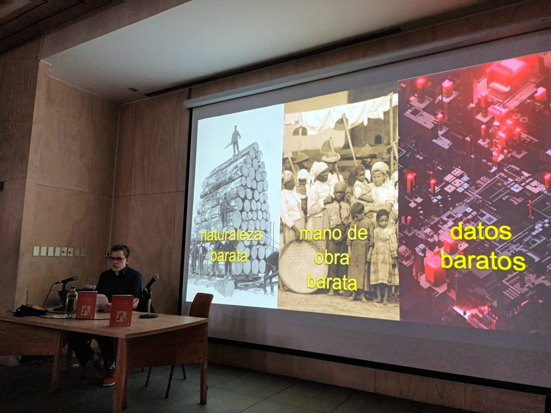 ¿Qué es el colonialismo de datos y cómo resistirlo? Ulises Mejias inaugura el ciclo Futuros Imperfectos con la presentación “FUTUROS COLONIALES: Extracción de datos e IA”